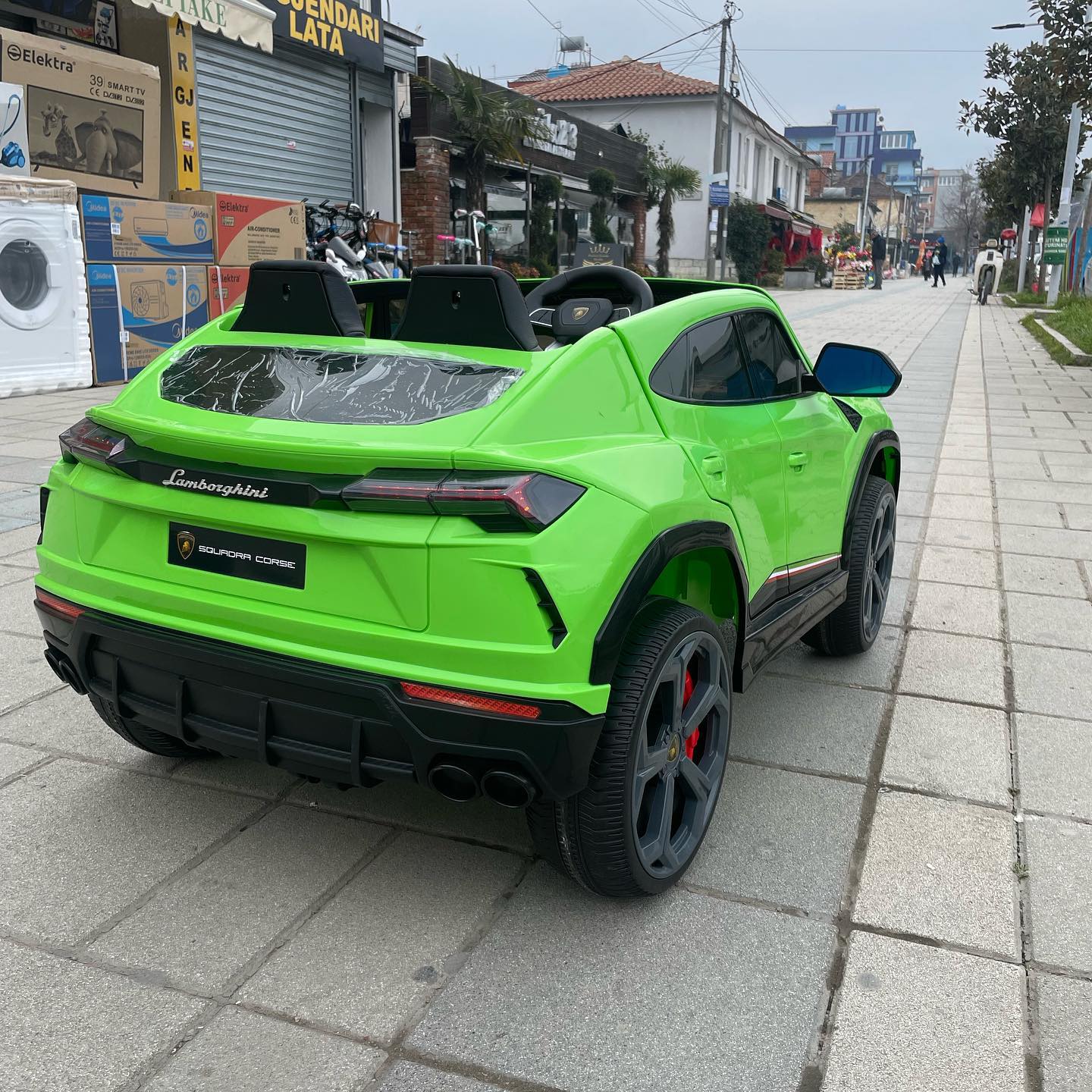 Lamborghini Urus Kids 2-Seater Ride-On – LED Lights – 11Cart